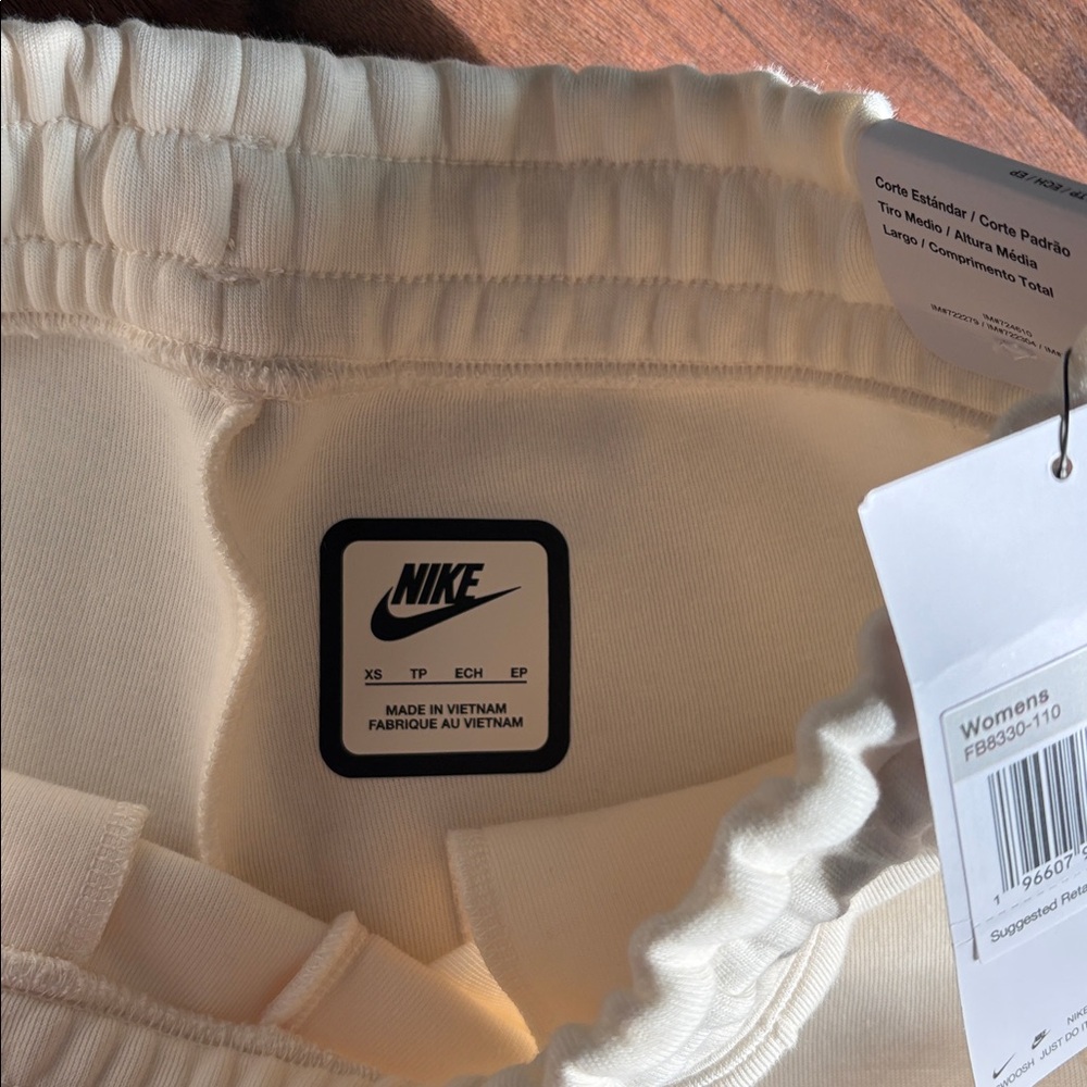 Nike Tech Women’s Joggers XS

100% authentic brand new with tags - Picture 3 of 4